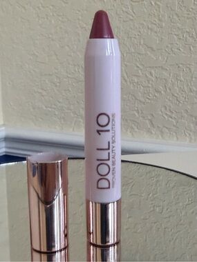 New Doll 10 Lip Crayon “Let Go” cranberry